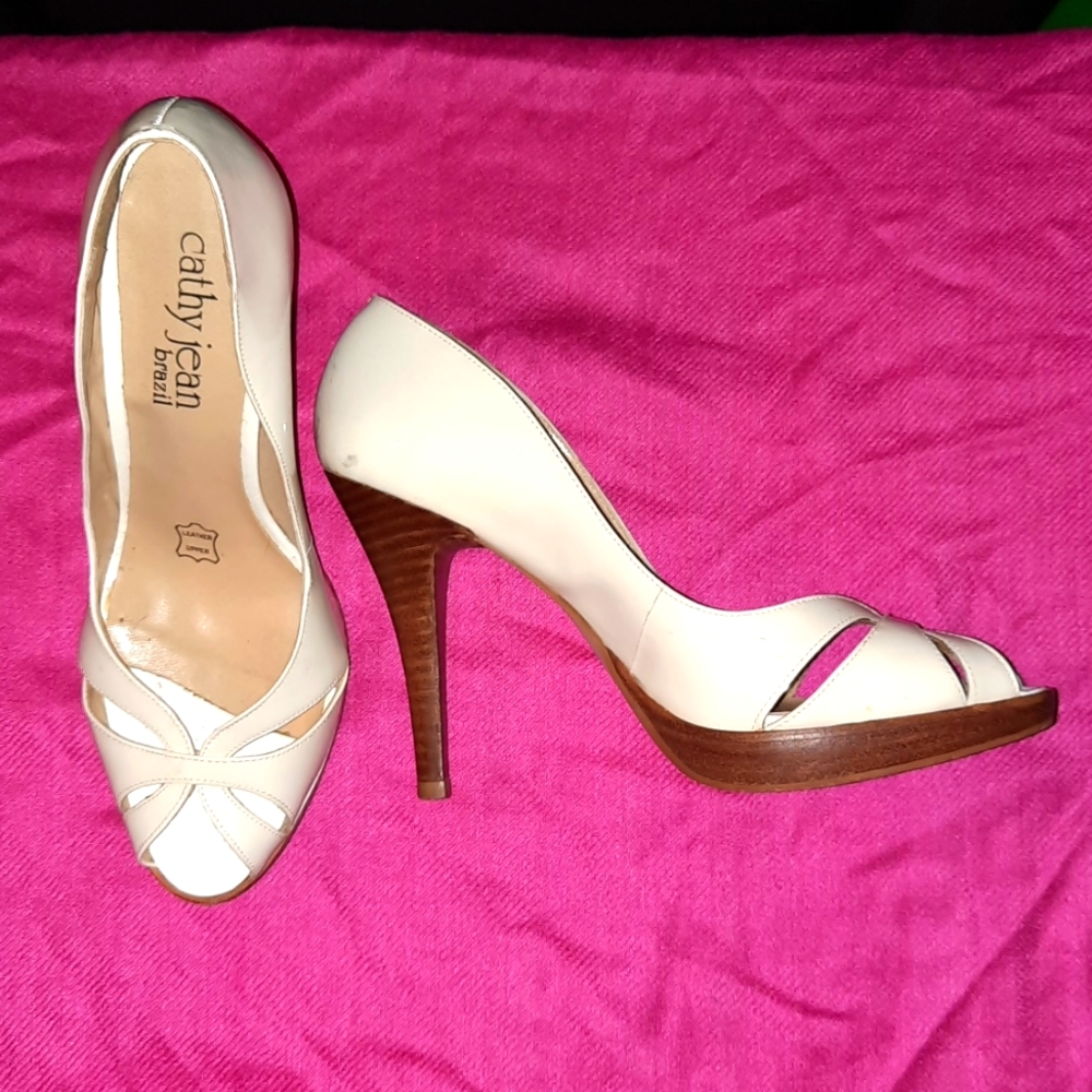 Adorbs Cathy Jean Leather Peekaboo Pumps size 8, fits like a size 7